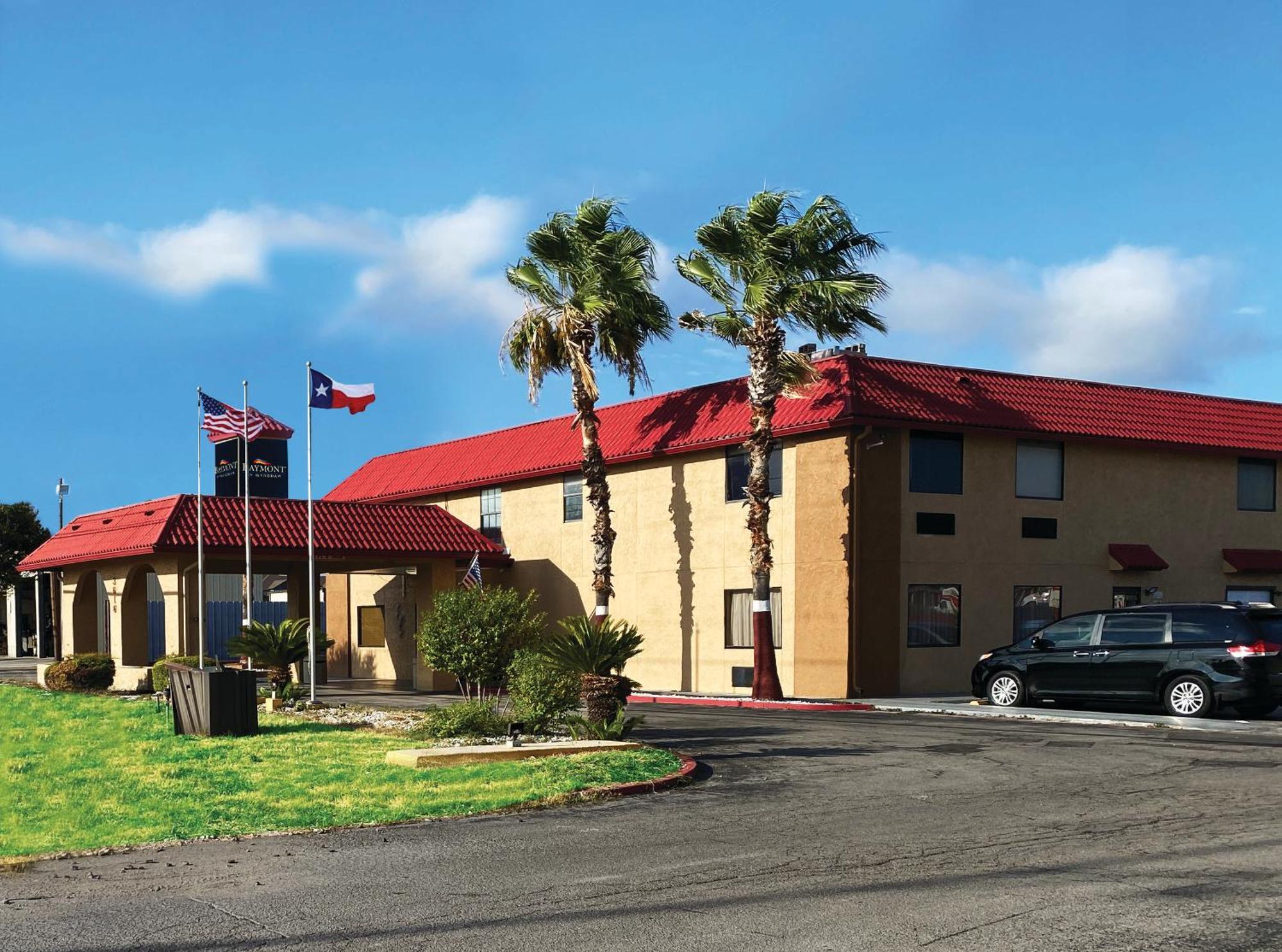 Baymont By Wyndham Del Rio Hotel Buitenkant foto